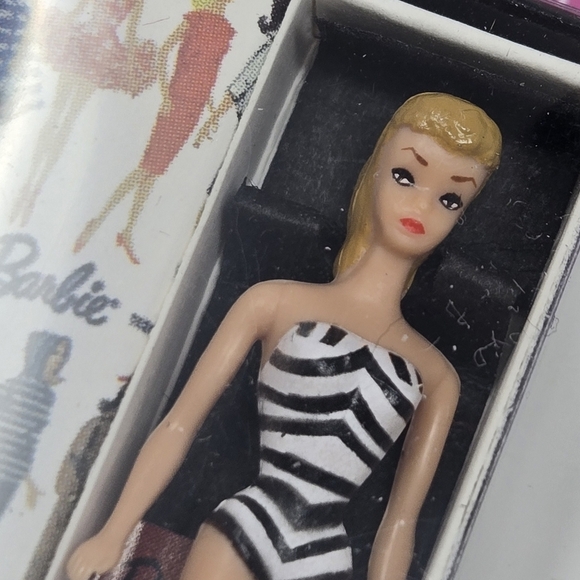 VINTAGE MINIATURE RE-CREATION 1959 BARBIE BROOCH DOLL IN BOX WOMEN JEWELRY RARE - Picture 13 of 13